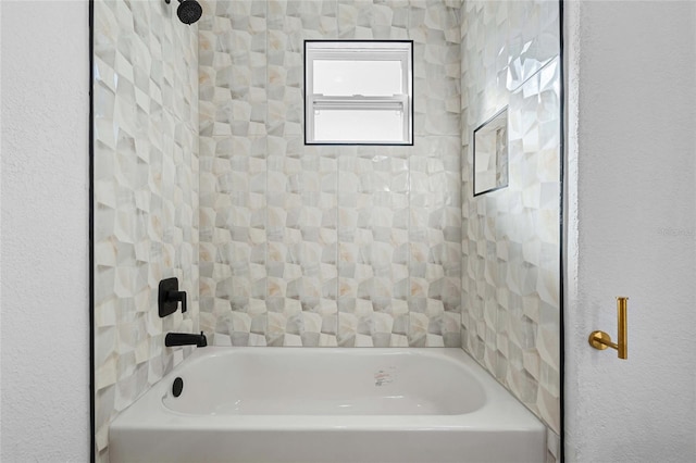 bathroom with tiled shower / bath