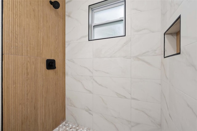 bathroom featuring tiled shower