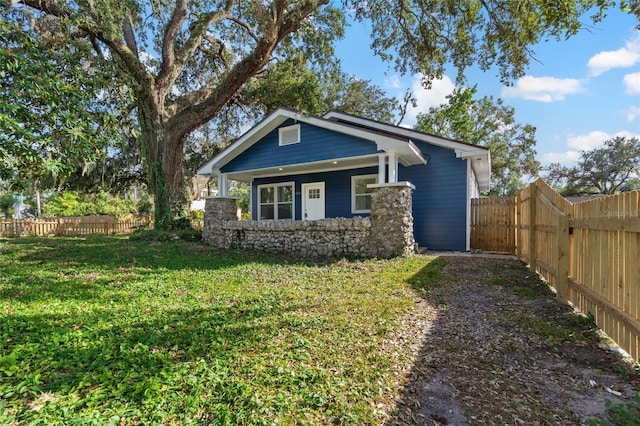 view of front of home featuring a front yard