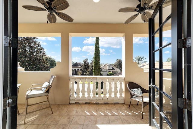 sunroom with ceiling fan