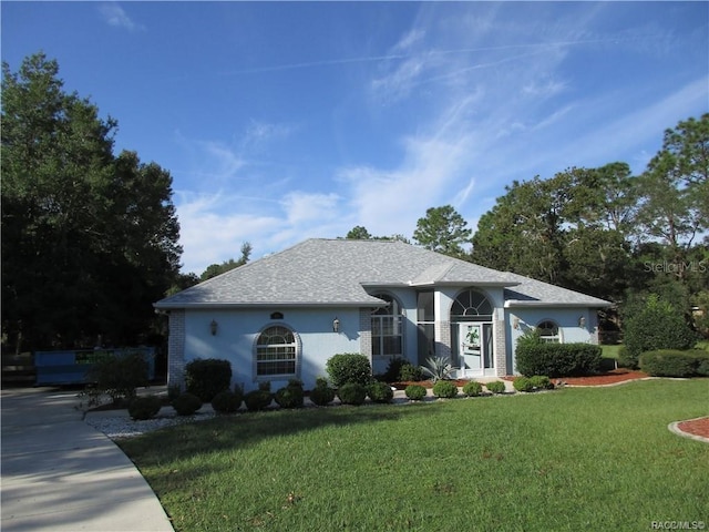 view of front of house with a front lawn