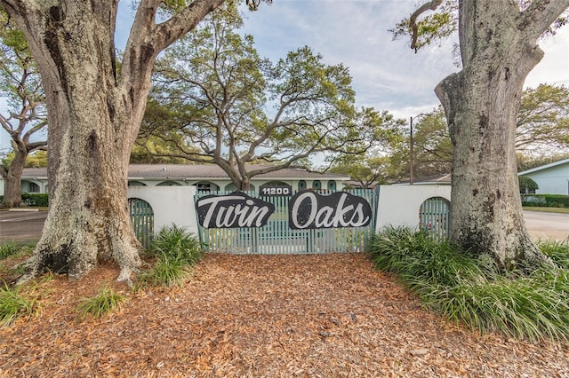 view of community / neighborhood sign