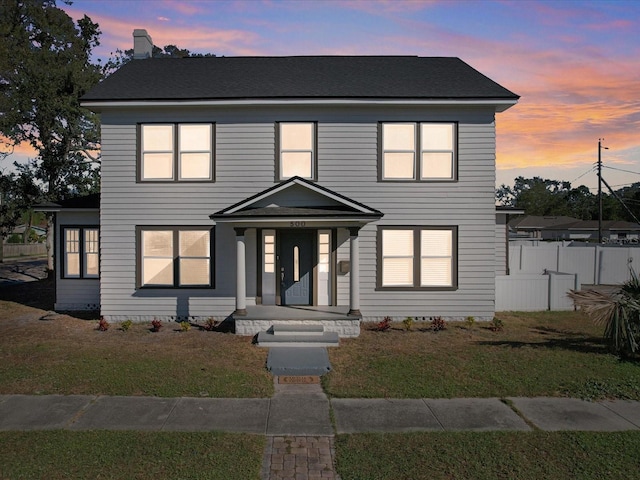 view of front of home featuring a lawn