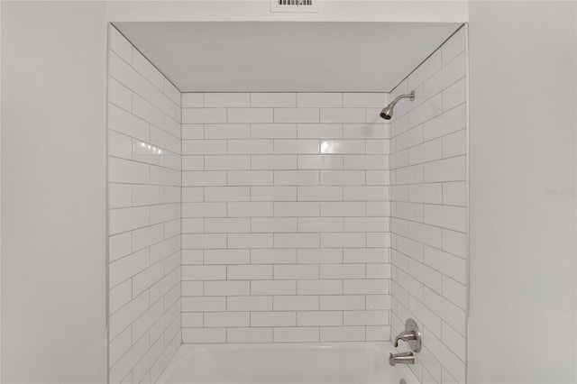 bathroom featuring tiled shower / bath