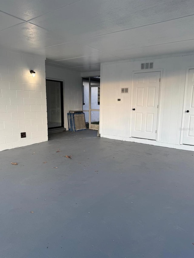 spare room featuring concrete flooring