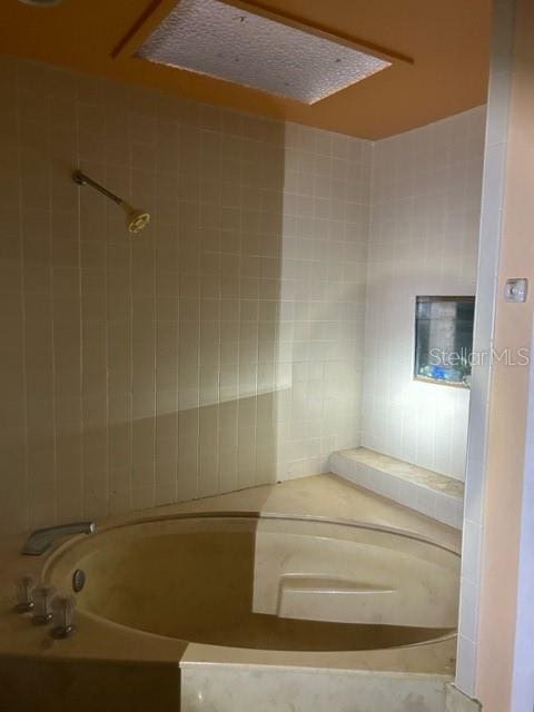 bathroom with tiled shower / bath combo