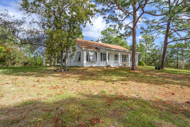 ranch-style home with a front lawn and covered porch