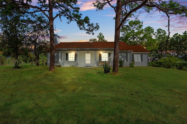 view of front facade featuring a lawn