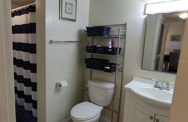 bathroom featuring a shower with curtain, vanity, and toilet