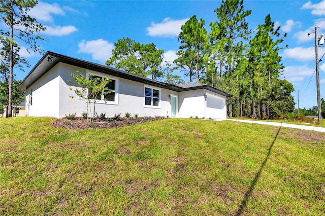 single story home featuring a front lawn