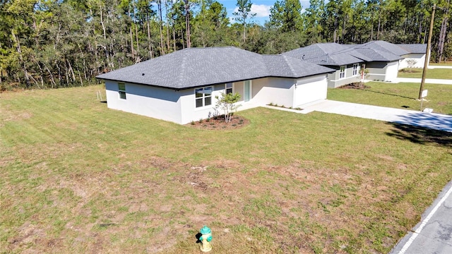 view of front of home featuring a front lawn and a garage