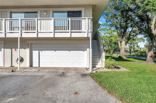 view of front of home featuring a front yard and a garage