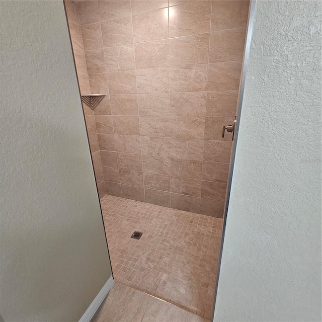 bathroom featuring tiled shower