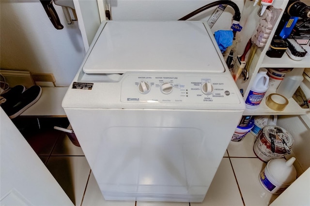 laundry room featuring washer / dryer and tile patterned floors