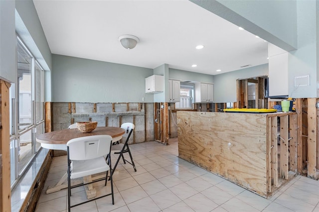 kitchen featuring white cabinetry, a kitchen bar, and kitchen peninsula