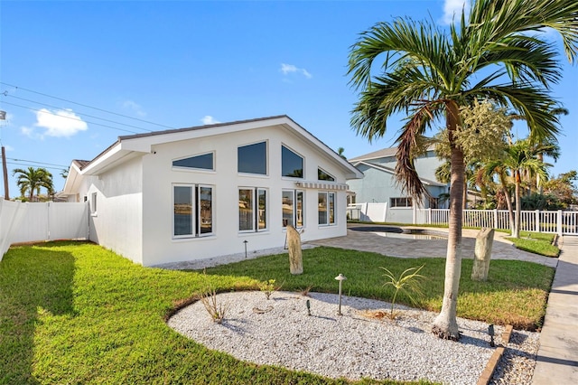 view of front facade featuring a patio area and a front lawn