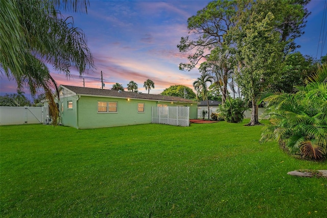 view of yard at dusk