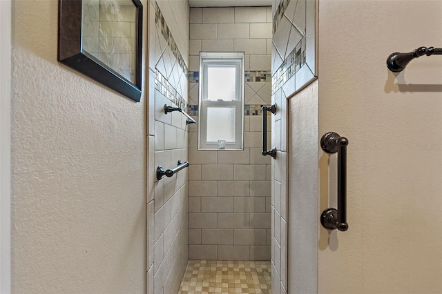 3887 50th Ave S, Saint Petersburg, FL 33711 - full bath featuring a tile shower and a textured wall