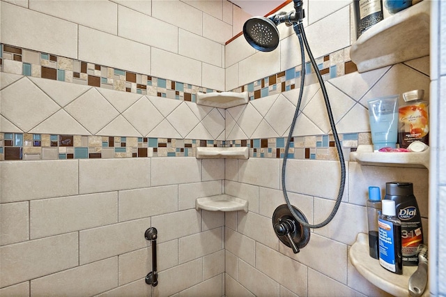 3887 50th Ave S, Saint Petersburg, FL 33711 - full bathroom with a tile shower