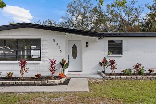 view of front of house featuring a front lawn