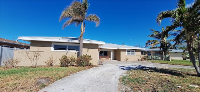 view of front of home featuring a front lawn