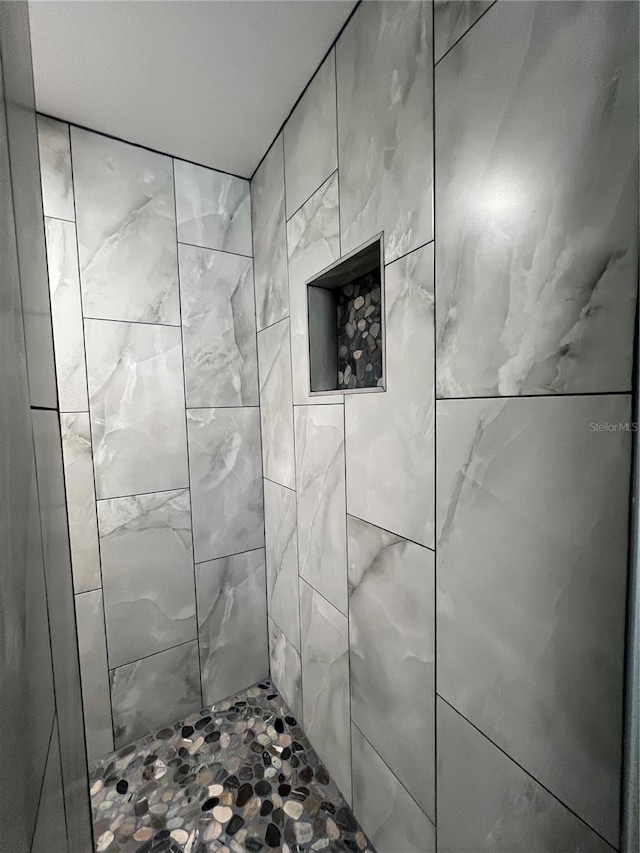 bathroom featuring a tile shower