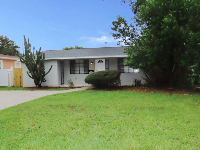 single story home with a front yard