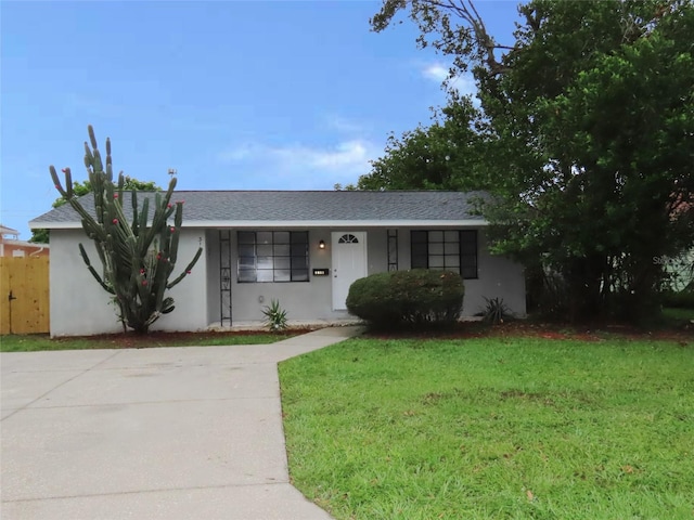 ranch-style home featuring a front lawn