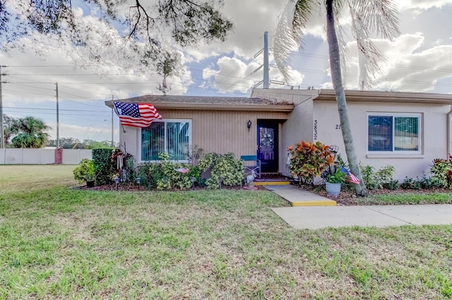 view of front of house featuring a front yard