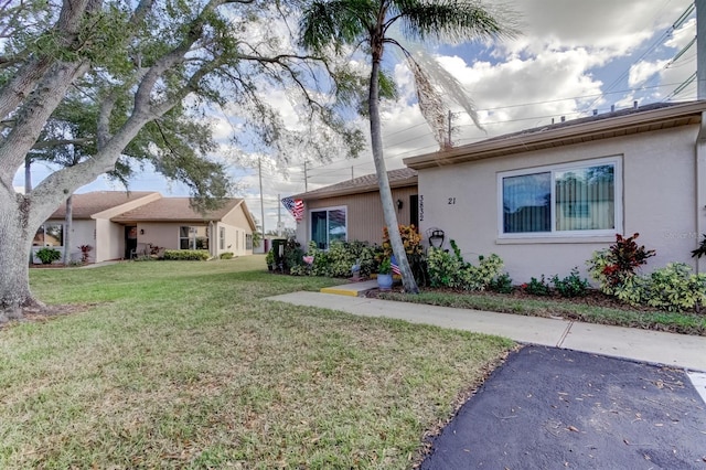 view of front of property featuring a front lawn