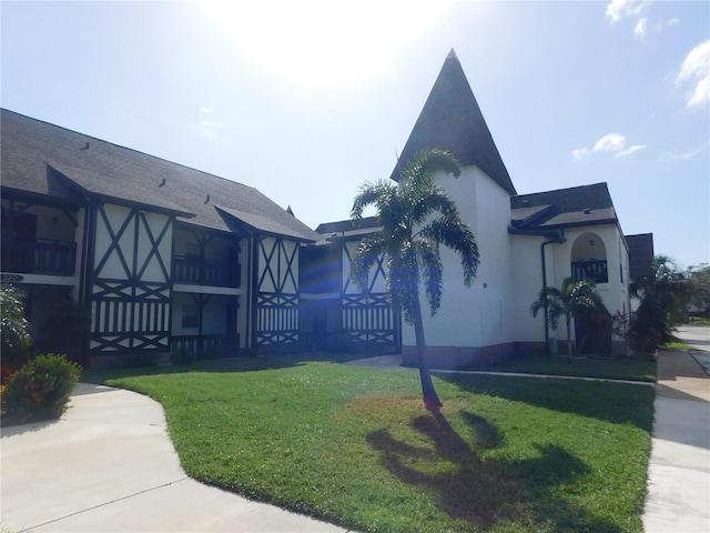 view of front of house featuring a front lawn