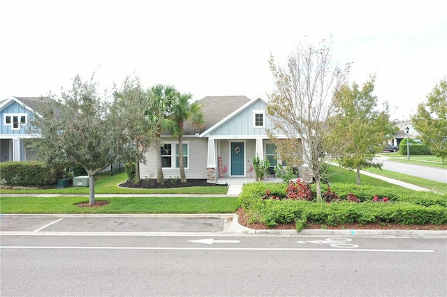 view of front of house with a front lawn