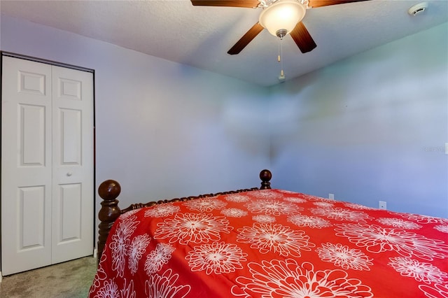 bedroom with carpet flooring, ceiling fan, a textured ceiling, and a closet