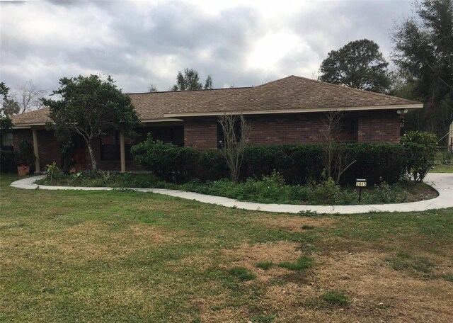 view of front of home featuring a front yard