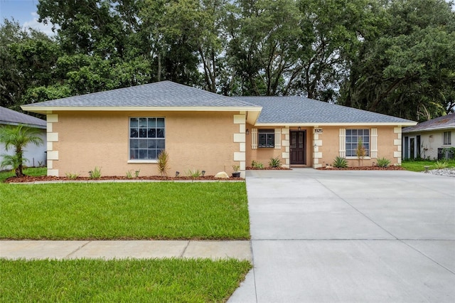 view of front facade with a front yard