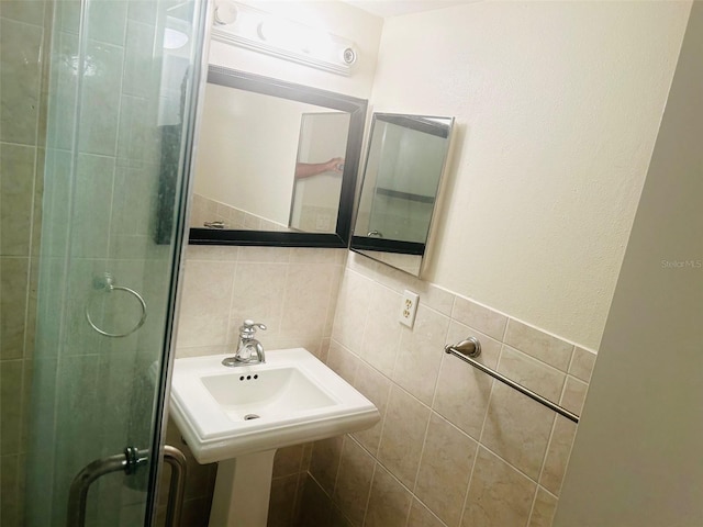 bathroom featuring tile walls