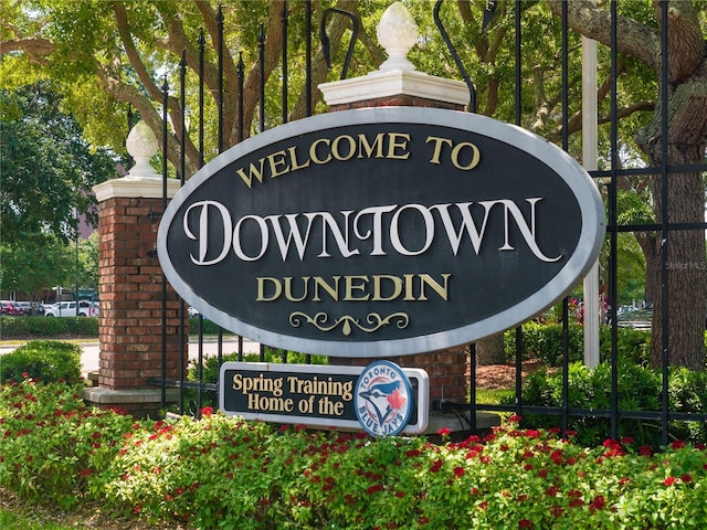 view of community / neighborhood sign