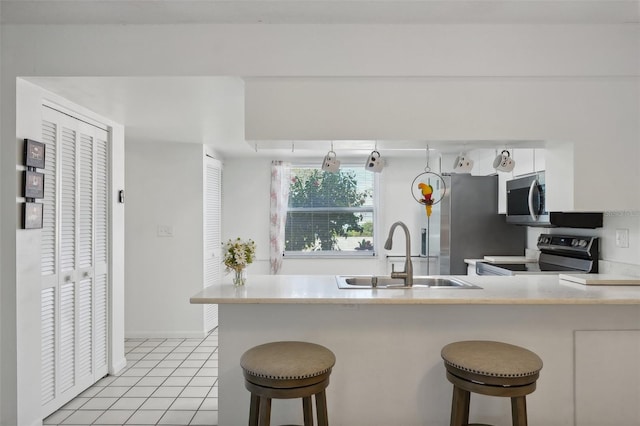 kitchen with a breakfast bar area, kitchen peninsula, and stainless steel appliances