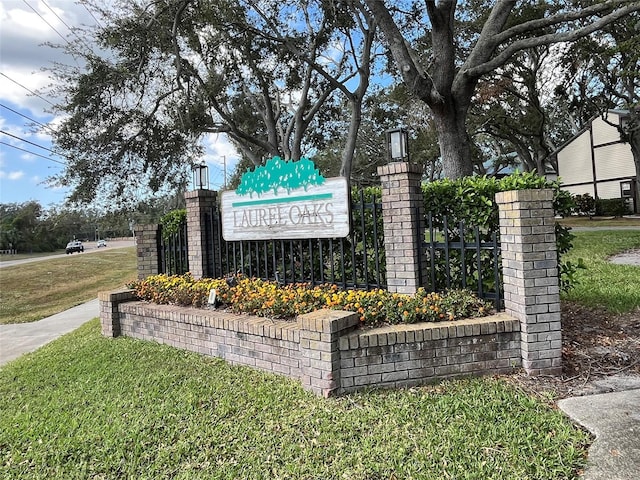 community sign with a lawn