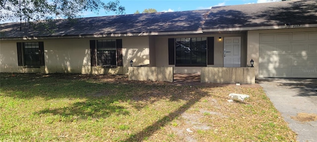 view of front of property featuring a front yard and a garage