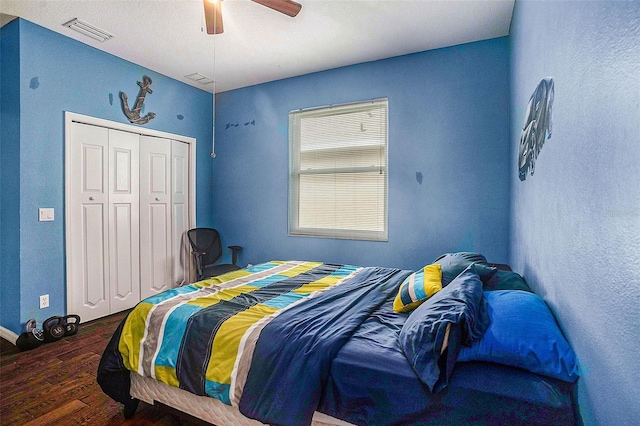 bedroom featuring dark hardwood / wood-style floors, ceiling fan, and a closet