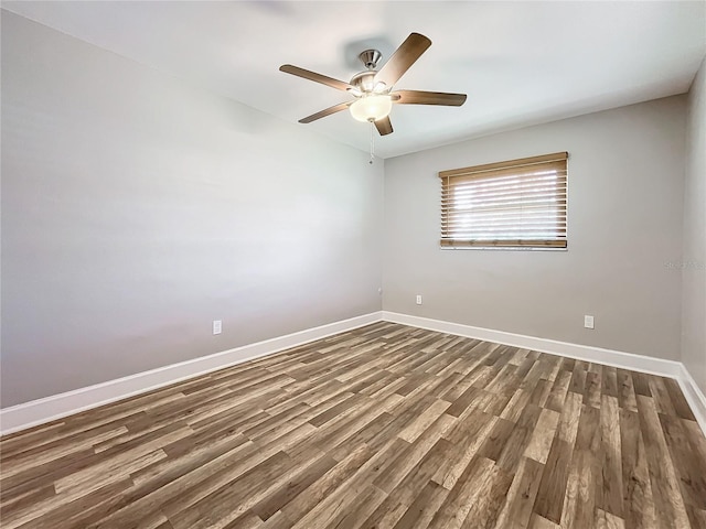 unfurnished room with dark wood-type flooring and ceiling fan