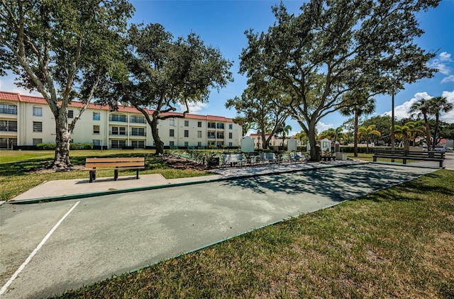 view of property's community featuring a yard