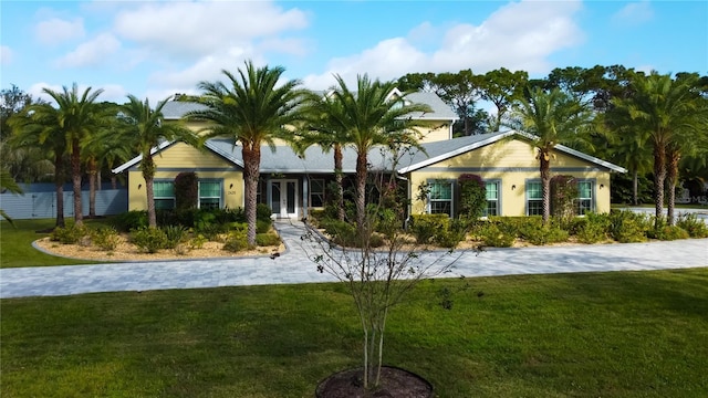 ranch-style home featuring a front lawn