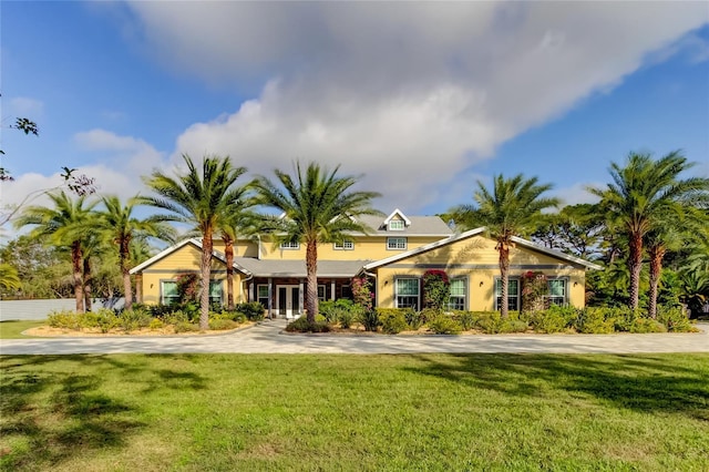 view of front facade featuring a front lawn