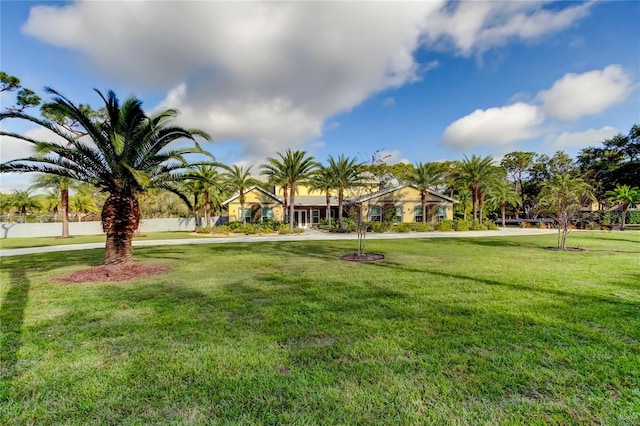 view of property's community featuring a yard