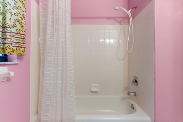 bathroom featuring shower / tub combo