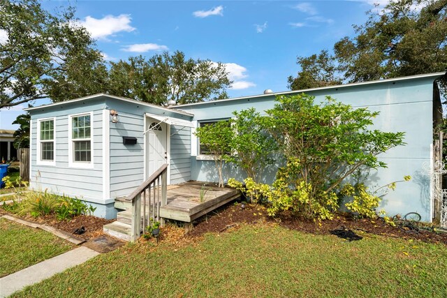 view of front of home featuring a front yard