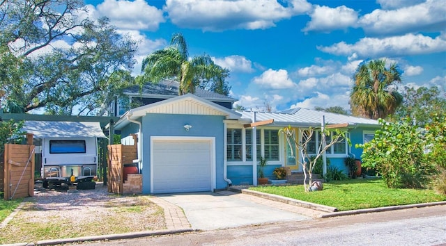 view of front of house featuring a front lawn and a garage