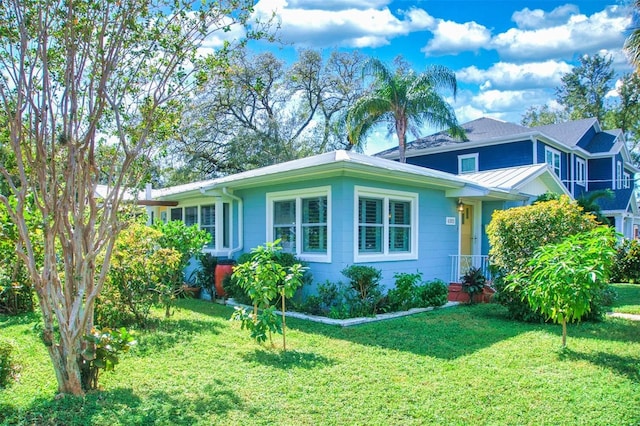 view of front of home featuring a front yard